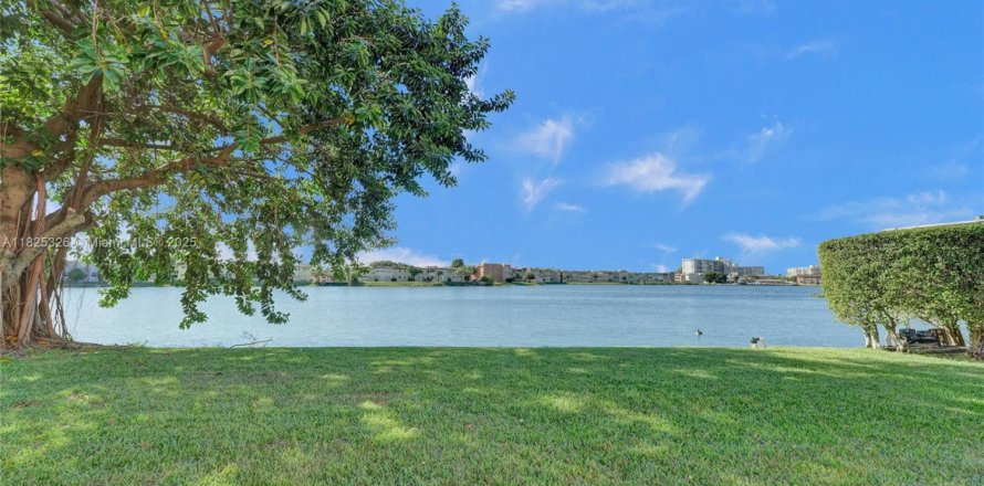 Condo in Miami, Florida, 2 bedrooms  № 1794057