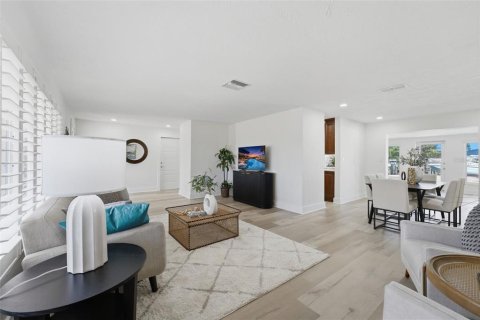 House in Saint Pete Beach, Florida 4 bedrooms, 215.35 sq.m. № 2220604 - photo 14