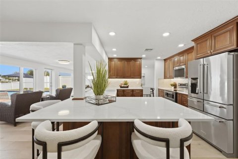 House in Saint Pete Beach, Florida 4 bedrooms, 215.35 sq.m. № 2220604 - photo 18