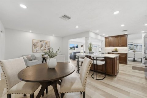 House in Saint Pete Beach, Florida 4 bedrooms, 215.35 sq.m. № 2220604 - photo 29