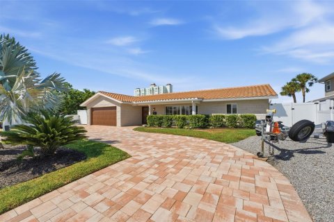 House in Saint Pete Beach, Florida 4 bedrooms, 215.35 sq.m. № 2220604 - photo 9