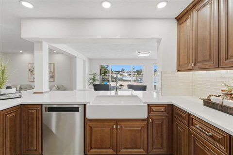 House in Saint Pete Beach, Florida 4 bedrooms, 215.35 sq.m. № 2220604 - photo 21