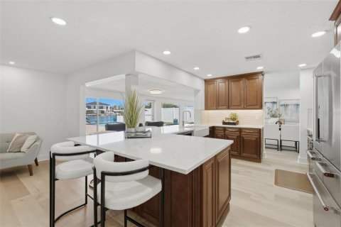 House in Saint Pete Beach, Florida 4 bedrooms, 215.35 sq.m. № 2220604 - photo 17