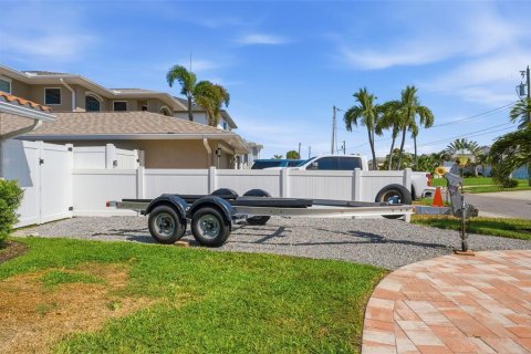 House in Saint Pete Beach, Florida 4 bedrooms, 215.35 sq.m. № 2220604 - photo 10