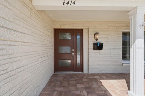 House in Saint Pete Beach, Florida 4 bedrooms, 215.35 sq.m. № 2220604 - photo 11