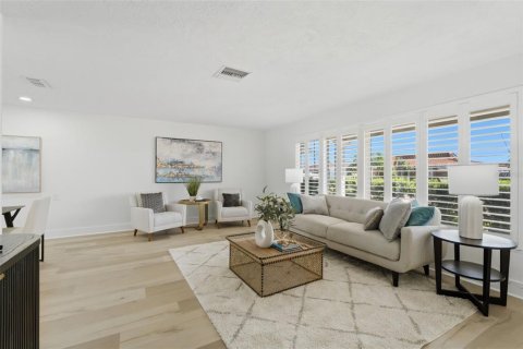 House in Saint Pete Beach, Florida 4 bedrooms, 215.35 sq.m. № 2220604 - photo 16