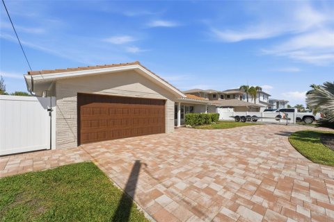 House in Saint Pete Beach, Florida 4 bedrooms, 215.35 sq.m. № 2220604 - photo 8