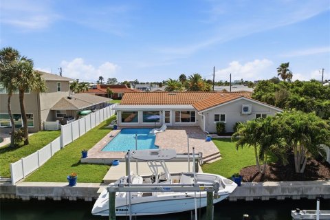 House in Saint Pete Beach, Florida 4 bedrooms, 215.35 sq.m. № 2220604
