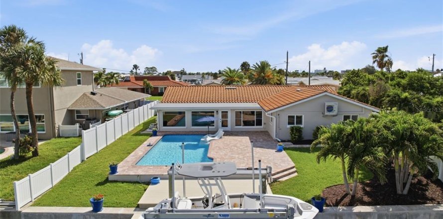 House in Saint Pete Beach, Florida 4 bedrooms, 215.35 sq.m. № 2220604