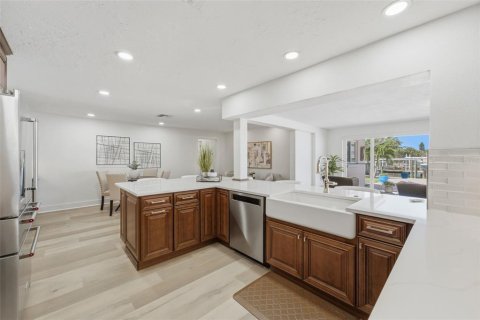 House in Saint Pete Beach, Florida 4 bedrooms, 215.35 sq.m. № 2220604 - photo 22