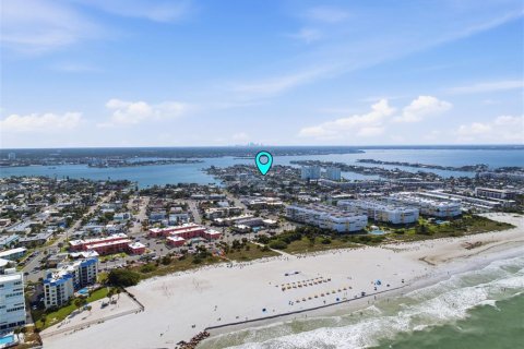 House in Saint Pete Beach, Florida 4 bedrooms, 215.35 sq.m. № 2220604 - photo 5