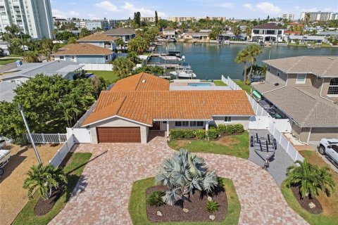 House in Saint Pete Beach, Florida 4 bedrooms, 215.35 sq.m. № 2220604 - photo 7