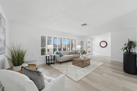 House in Saint Pete Beach, Florida 4 bedrooms, 215.35 sq.m. № 2220604 - photo 15