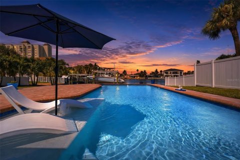 House in Saint Pete Beach, Florida 4 bedrooms, 215.35 sq.m. № 2220604 - photo 4