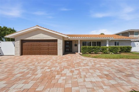 House in Saint Pete Beach, Florida 4 bedrooms, 215.35 sq.m. № 2220604 - photo 2