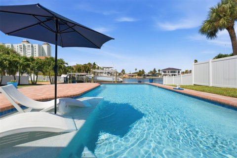 House in Saint Pete Beach, Florida 4 bedrooms, 215.35 sq.m. № 2220604 - photo 3