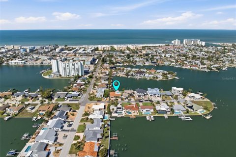 House in Saint Pete Beach, Florida 4 bedrooms, 215.35 sq.m. № 2220604 - photo 6