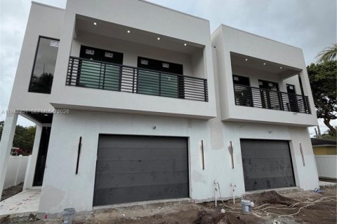 Adosado en venta en Fort Lauderdale, Florida, 4 dormitorios, 226.12 m2 № 2000311 - foto 2
