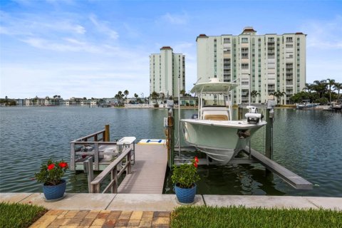 House in Saint Petersburg, Florida 3 bedrooms, 217.58 sq.m. № 2209362