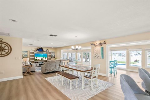 House in Saint Petersburg, Florida 3 bedrooms, 217.58 sq.m. № 2209362 - photo 5