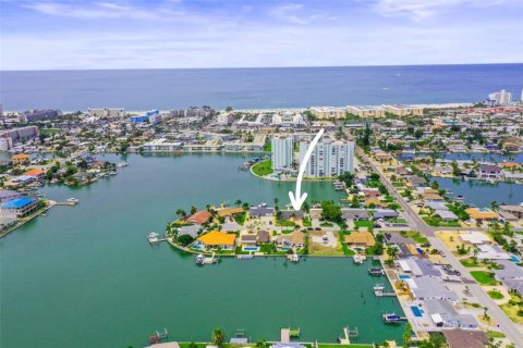 House in Saint Petersburg, Florida 3 bedrooms, 217.58 sq.m. № 2209362 - photo 4
