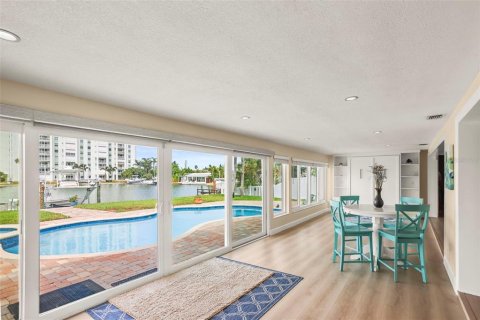 House in Saint Petersburg, Florida 3 bedrooms, 217.58 sq.m. № 2209362 - photo 24