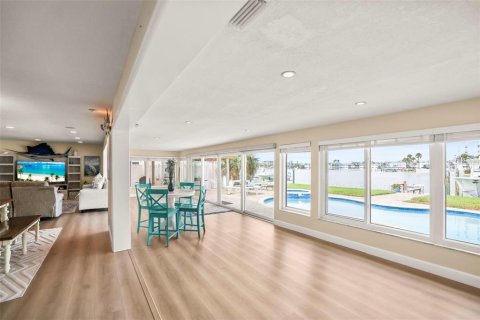 House in Saint Petersburg, Florida 3 bedrooms, 217.58 sq.m. № 2209362 - photo 22