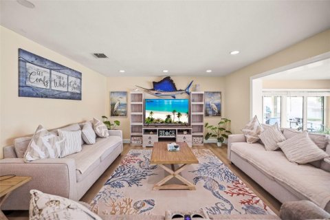 House in Saint Petersburg, Florida 3 bedrooms, 217.58 sq.m. № 2209362 - photo 8