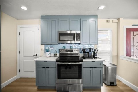 House in Saint Petersburg, Florida 3 bedrooms, 217.58 sq.m. № 2209362 - photo 16