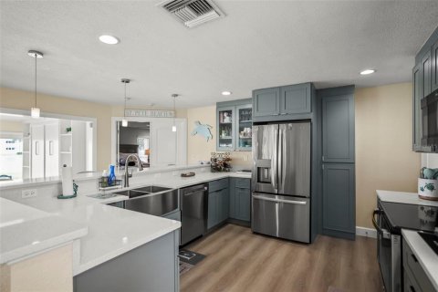 House in Saint Petersburg, Florida 3 bedrooms, 217.58 sq.m. № 2209362 - photo 14