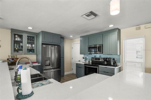House in Saint Petersburg, Florida 3 bedrooms, 217.58 sq.m. № 2209362 - photo 12