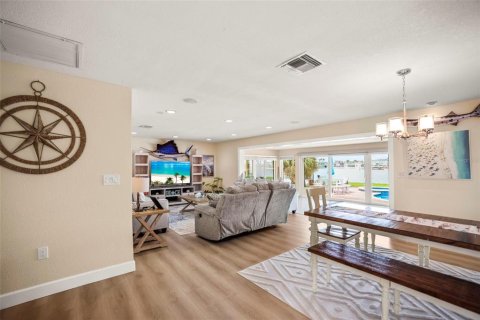 House in Saint Petersburg, Florida 3 bedrooms, 217.58 sq.m. № 2209362 - photo 6