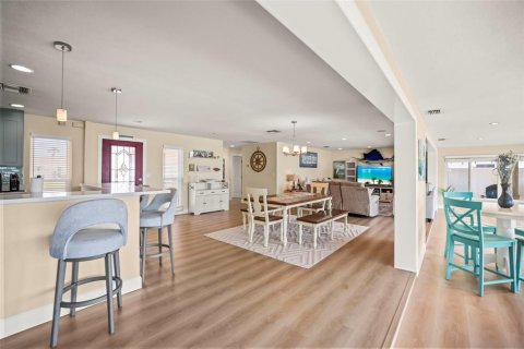 House in Saint Petersburg, Florida 3 bedrooms, 217.58 sq.m. № 2209362 - photo 7