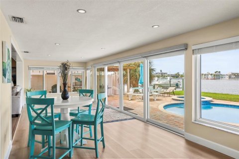 House in Saint Petersburg, Florida 3 bedrooms, 217.58 sq.m. № 2209362 - photo 21
