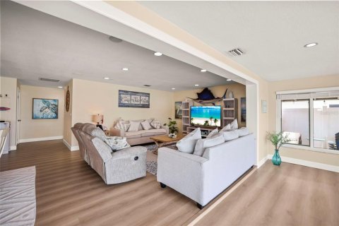 House in Saint Petersburg, Florida 3 bedrooms, 217.58 sq.m. № 2209362 - photo 9