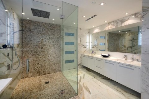 Condo in Miami Beach, Florida, 3 bedrooms  № 2032731 - photo 12