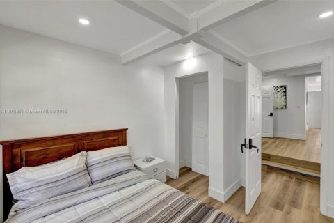 Casa en venta en Miami, Florida, 6 dormitorios, 156.82 m2 № 1859179 - foto 17