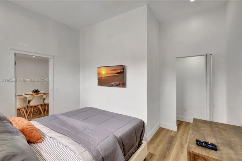 Casa en venta en Miami, Florida, 6 dormitorios, 156.82 m2 № 1859179 - foto 9