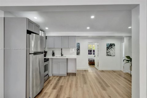 Casa en venta en Miami, Florida, 6 dormitorios, 156.82 m2 № 1859179 - foto 6