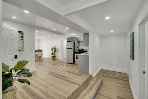 Casa en venta en Miami, Florida, 6 dormitorios, 156.82 m2 № 1859179 - foto 16
