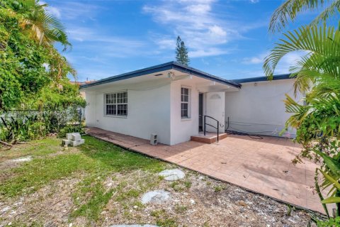 Casa en venta en Miami, Florida, 6 dormitorios, 156.82 m2 № 1859179 - foto 23