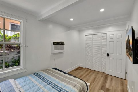 Casa en venta en Miami, Florida, 6 dormitorios, 156.82 m2 № 1859179 - foto 13