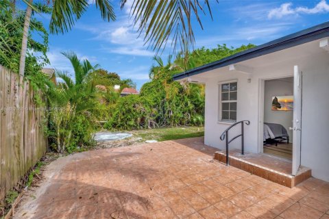 Casa en venta en Miami, Florida, 6 dormitorios, 156.82 m2 № 1859179 - foto 22