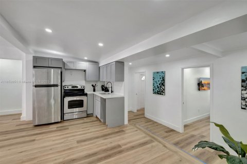 Casa en venta en Miami, Florida, 6 dormitorios, 156.82 m2 № 1859179 - foto 5