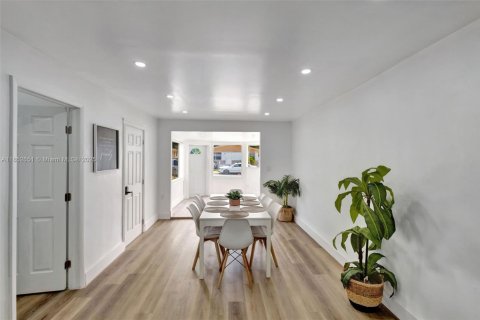 Casa en venta en Miami, Florida, 6 dormitorios, 156.82 m2 № 1859179 - foto 3