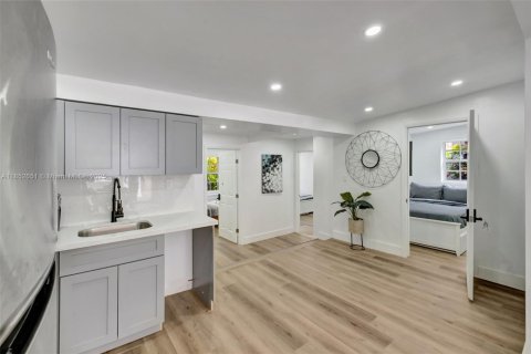 Casa en venta en Miami, Florida, 6 dormitorios, 156.82 m2 № 1859179 - foto 7