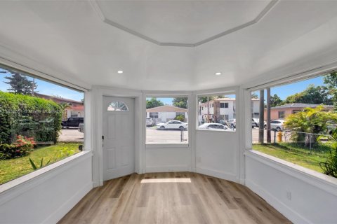 Casa en venta en Miami, Florida, 6 dormitorios, 156.82 m2 № 1859179 - foto 1