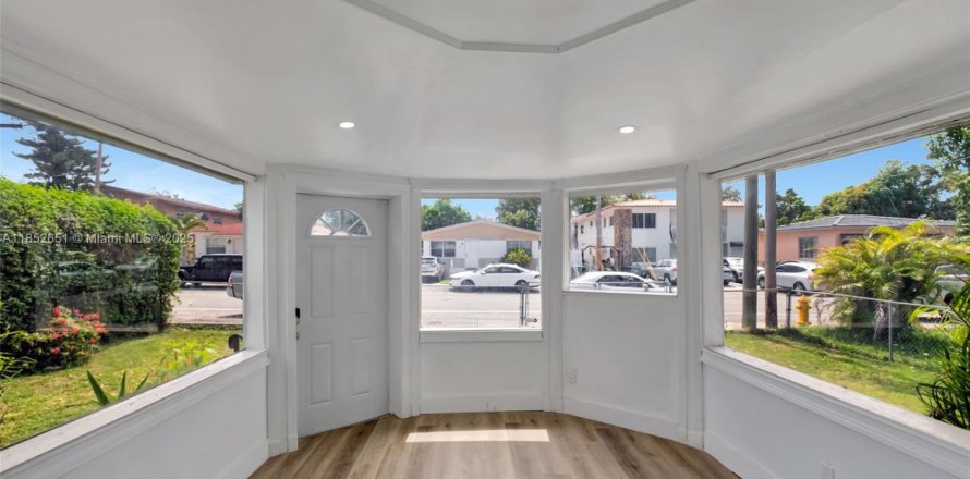 Casa en Miami, Florida 6 dormitorios, 156.82 m2 № 1859179