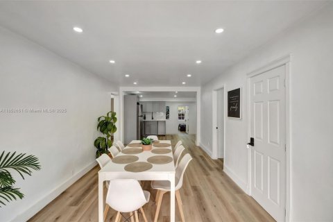 Casa en venta en Miami, Florida, 6 dormitorios, 156.82 m2 № 1859179 - foto 4