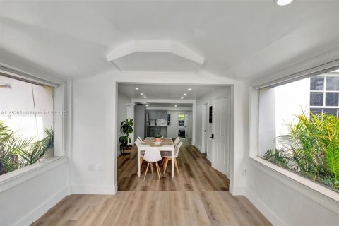 Casa en venta en Miami, Florida, 6 dormitorios, 156.82 m2 № 1859179 - foto 2